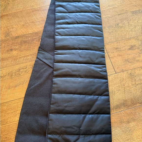 Tommy Hilfiger Blue and Red Striped Scarf NWT - Picture 3 of 3